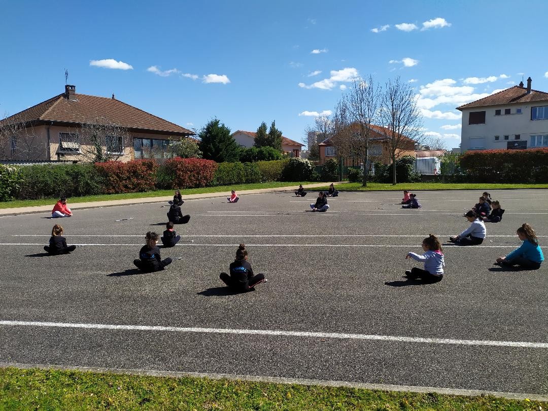 avril, gymnase fermé, échauffement en extérieur