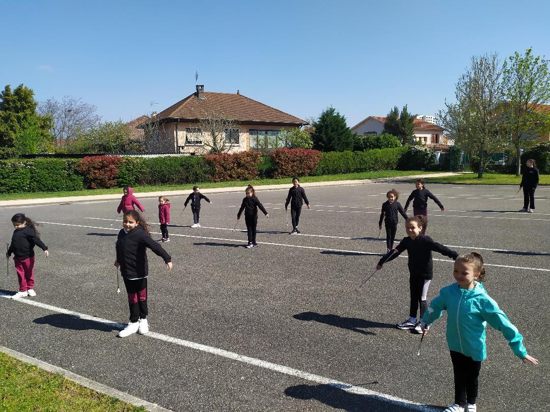 Avril, gymnase fermé, entrainement en exterieur