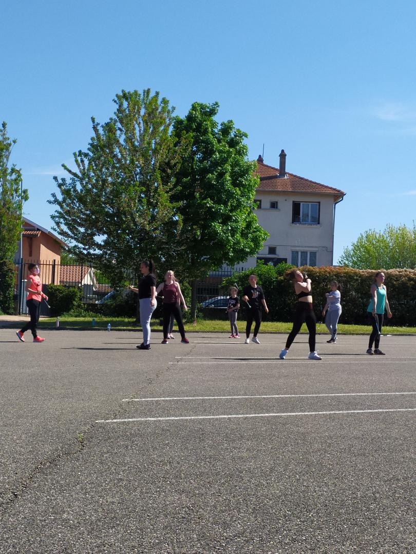 gymnase fermé, entrainement en extérieur pour tous les groupes